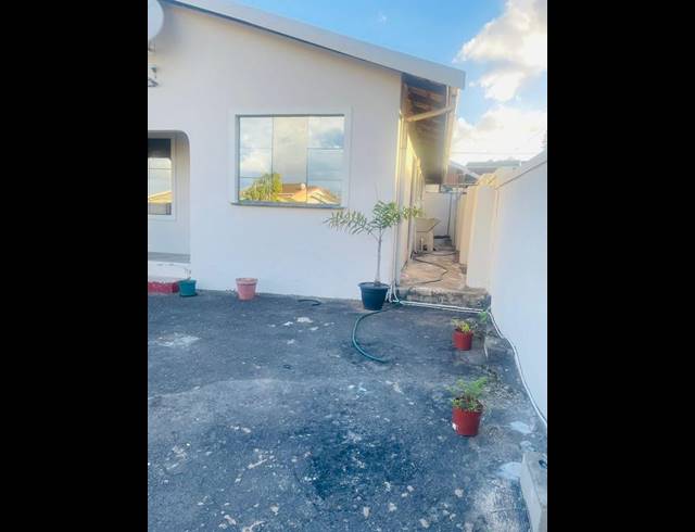 2 BEDROOM HOUSE FOR SALE IN NEWLANDS WEST